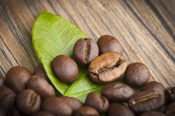 Sehpadaki kahve çekirdekleri — Stok fotoğraf