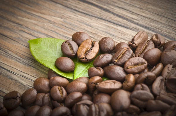 Grains de café sur table en bois — Photo