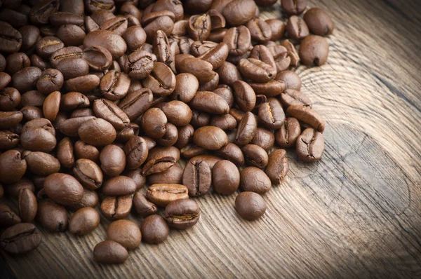 Grãos de café na mesa de madeira — Fotografia de Stock