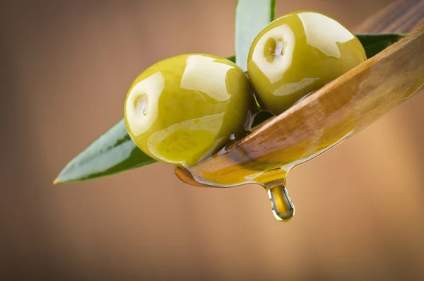 Оливки с маслом на деревянной ложке — стоковое фото