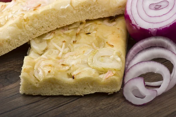 Focaccia con aros de cebolla —  Fotos de Stock