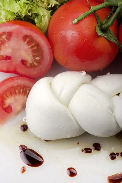 Моцарелла помидоры и свежий салат — стоковое фото