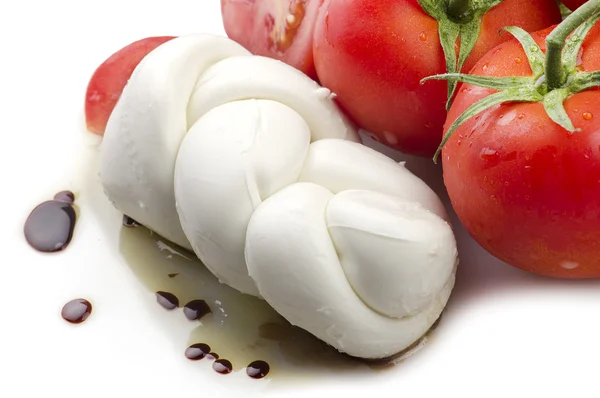 Моцарелла помидоры и свежий салат — стоковое фото