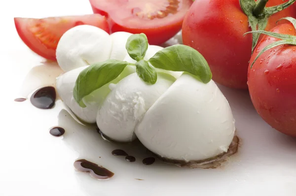 Mozzarella tomaten en verse salade — Stockfoto