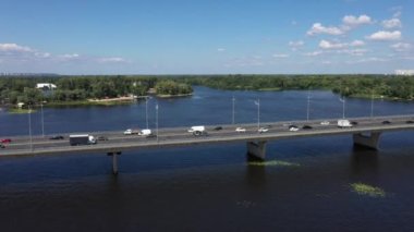 Kiev şehrindeki Dinyeper nehri üzerindeki nakliye köprüsünün hava görüntüsü.