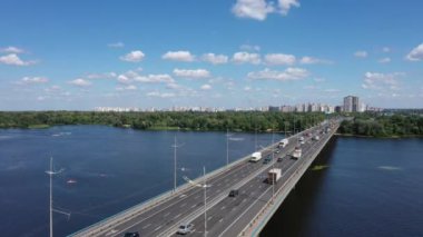 Kiev şehrindeki Dinyeper nehri üzerindeki nakliye köprüsünün hava görüntüsü.