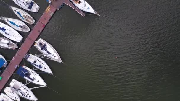 Beyaz Yatları Tekneleri Olan Iskele Manzarası — Stok video