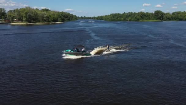 Vista Sul Fiume Sopra Persone Stanno Riposando Sul Fiume Kayak — Video Stock