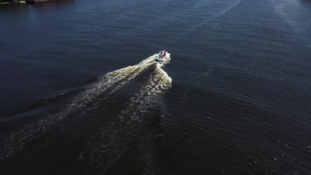 Vista Sul Fiume Sopra Persone Stanno Riposando Sul Fiume Kayak — Video Stock