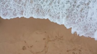 Portekiz 'de sahilde yürüyen güzel bir kızın manzarası.