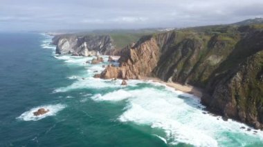 Avrupa 'nın en batı noktasının havadan görünüşü Roca Burnu ve Portekiz' deki kayalıklardaki kırmızı deniz feneri.