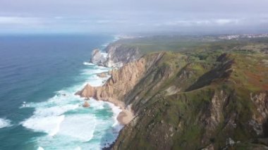 Avrupa 'nın en batı noktasının havadan görünüşü Roca Burnu ve Portekiz' deki kayalıklardaki kırmızı deniz feneri.