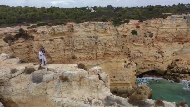 Joven Hermosa Pareja Encuentra Una Roca Sobre Telón Fondo Playa — Vídeos de Stock