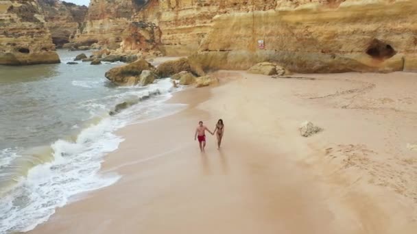 Luftaufnahme Eines Jungen Schönen Paares Badeanzug Strand Portugal — Stockvideo