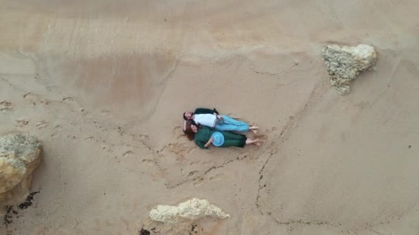 อปว สาวท สวยงาม อนคลายบนชายหาดในโปรต เกส — วีดีโอสต็อก