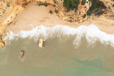 Portekiz 'deki güzel kayaların, plajların ve Atlantik okyanusunun havadan görünüşü.