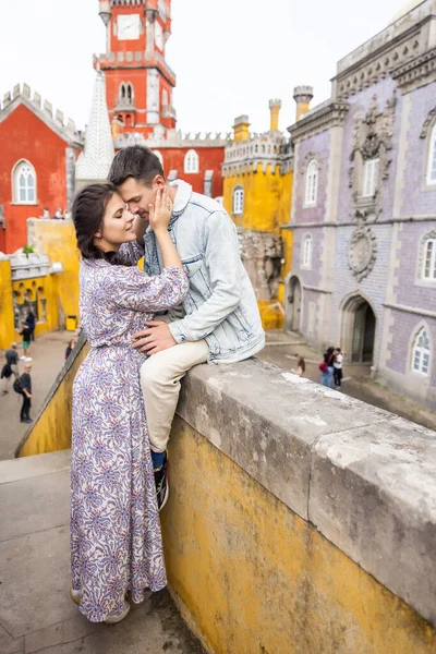 Hermosa Pareja Joven Caminando Cerca Del Palacio Nacional Peña Portugal —  Fotos de Stock