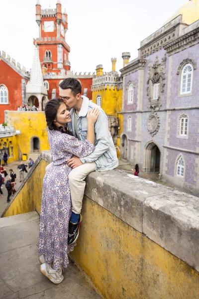 Hermosa Pareja Joven Caminando Cerca Del Palacio Nacional Peña Portugal —  Fotos de Stock