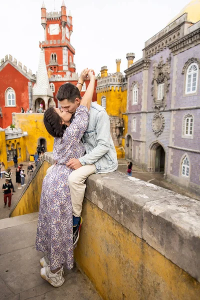 Hermosa Pareja Joven Caminando Cerca Del Palacio Nacional Peña Portugal —  Fotos de Stock