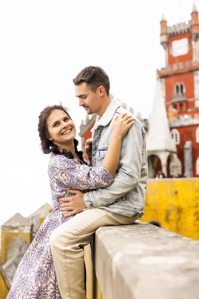 Hermosa Pareja Joven Caminando Cerca Del Palacio Nacional Peña Portugal — Foto de Stock