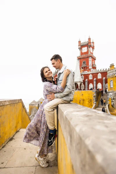 Portekiz Pena Ulusal Sarayı Yakınlarında Yürüyen Güzel Bir Çift — Stok fotoğraf