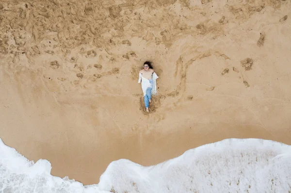 Bovenaanzicht Van Een Jong Mooi Meisje Ontspannen Het Strand Portugal — Stockfoto