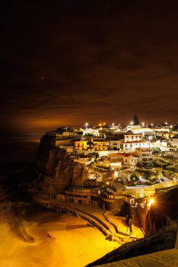 Portekiz 'deki Atlantik Okyanusu yakınlarındaki gece kasabası manzarası