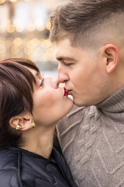 Young Couple Kissing Hugging Park — Stock Photo, Image