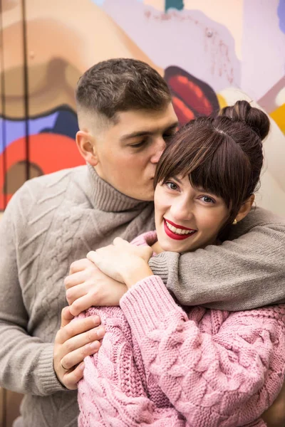 Jovem Casal Apaixonado Abraçando Beijando Dia Natal — Fotografia de Stock