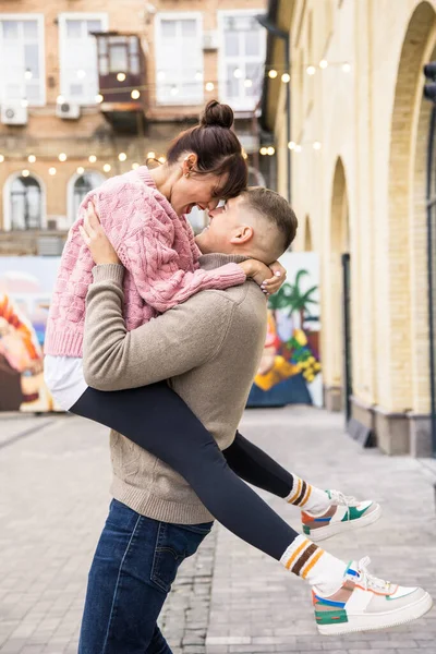 Pareja Joven Enamorada Abrazándose Besándose Calle —  Fotos de Stock