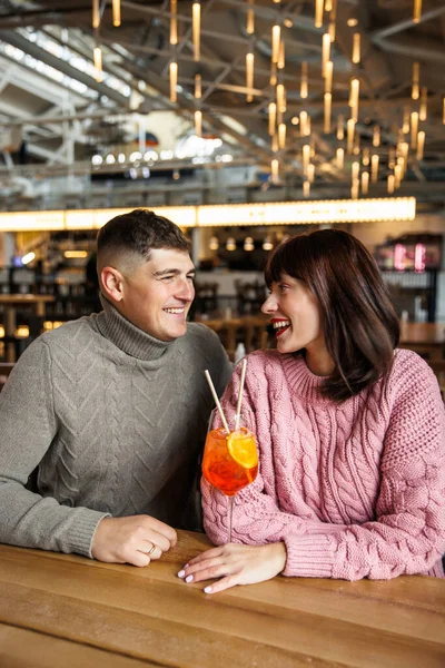カフェでカクテルを飲んで幸せそうな若いカップルが — ストック写真