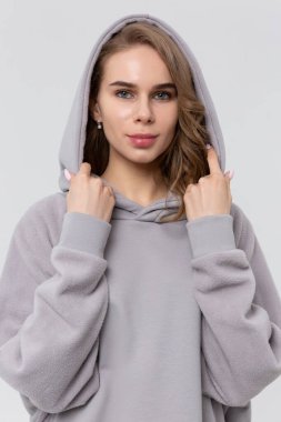 Kadın gri kapşonlu, mockup logo veya marka tasarım için