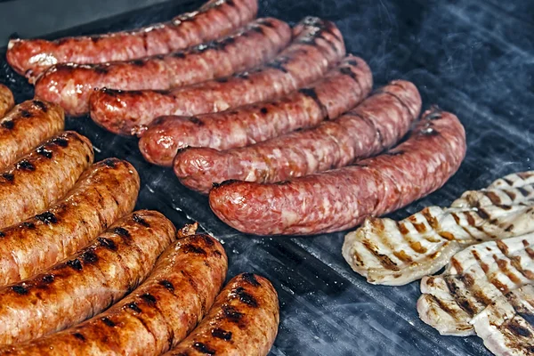 Embutidos y bistec en la parrilla —  Fotos de Stock