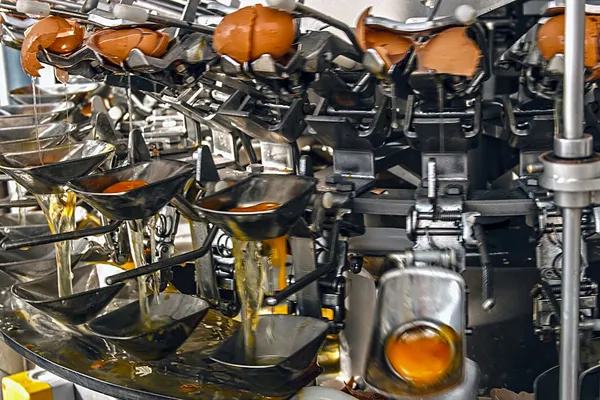 Průmyslové stroje pro rozbitých vajec 3 — Stock fotografie
