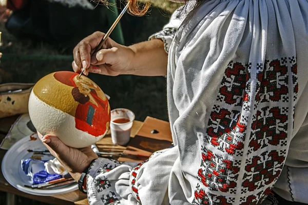 kadın resim devekuşu yumurta