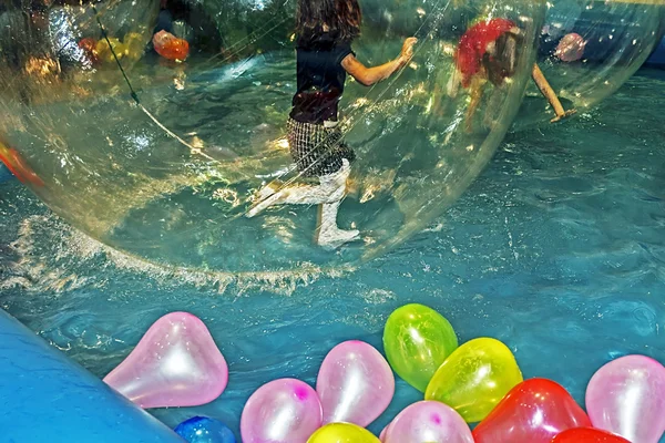 Kinder spielen im Wasser — Stockfoto