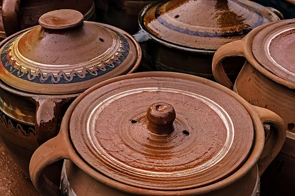 Große Keramiktöpfe, traditionelle rumänische — Stockfoto