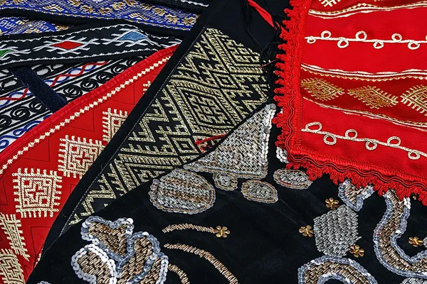 Materials and embroidered Romanian traditional port specific 1. — Stock Photo, Image