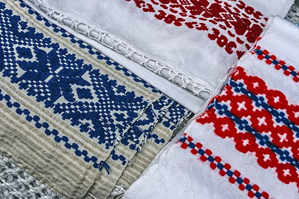 Materials and embroidered Romanian traditional port specific 2 — Stock Photo, Image