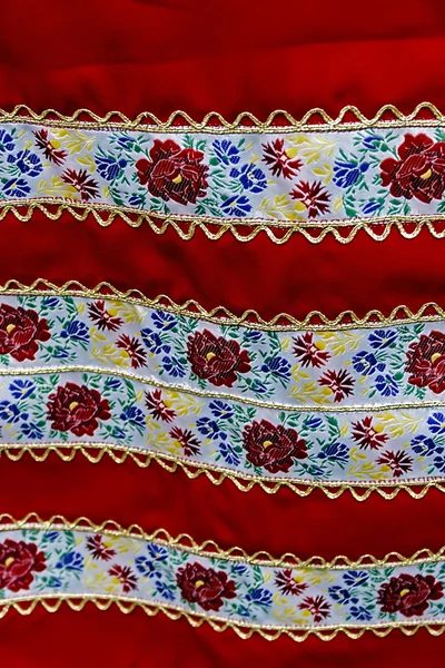 Материал с румынской традиционной вышивкой — стоковое фото