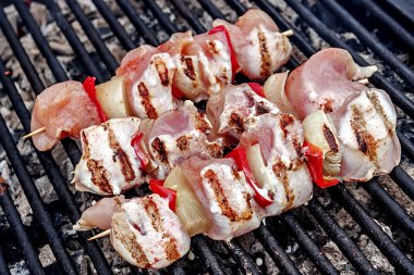 ham şişleri, kademeli ve ızgarada yerleştirilmiş