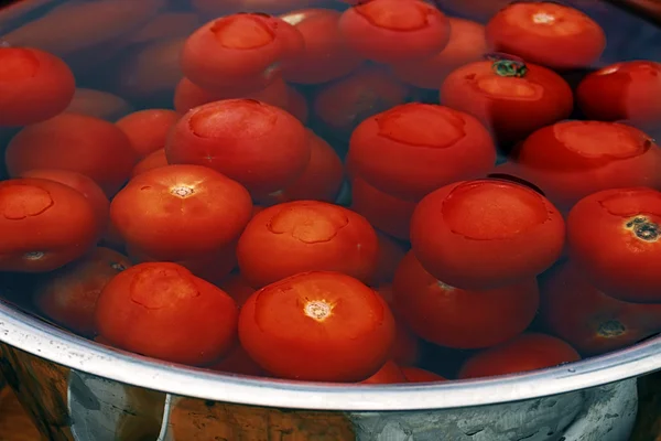 Großer Topf gefüllt mit Wasser und gewaschenen Tomaten — Stockfoto