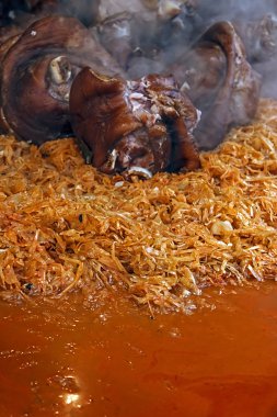 domuz knuckle geleneksel lahana pişmiş yerleştirilen