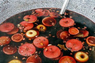 büyük bir kapta mulled şarap