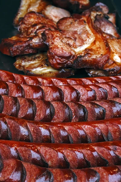 Смажені ковбаски зі смаженою свининою — стокове фото