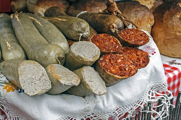 Rumänska traditionella röda och vita korv — Stockfoto