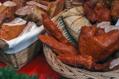 Sosis, jambon ve pastırma.