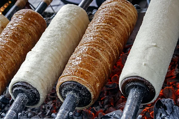 Kurtoskalacs auf dem Grill zubereitet-1 — Stockfoto