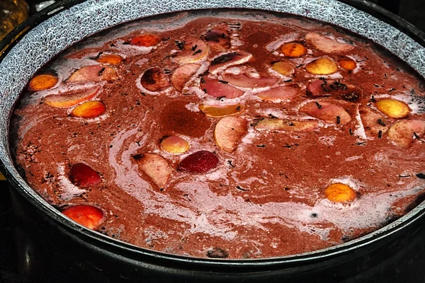 Red wine mulled in a large bowl-1 — Stock Photo, Image