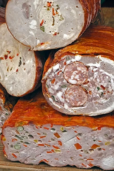 Salsichas tradicionais especialidade colocada em uma mesa — Fotografia de Stock